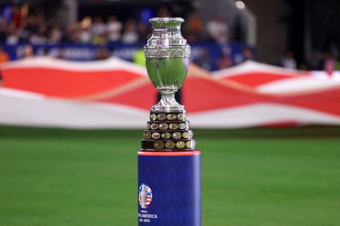 El trofeo de la Copa América se muestra antes del partido de Argentina y Canadá.