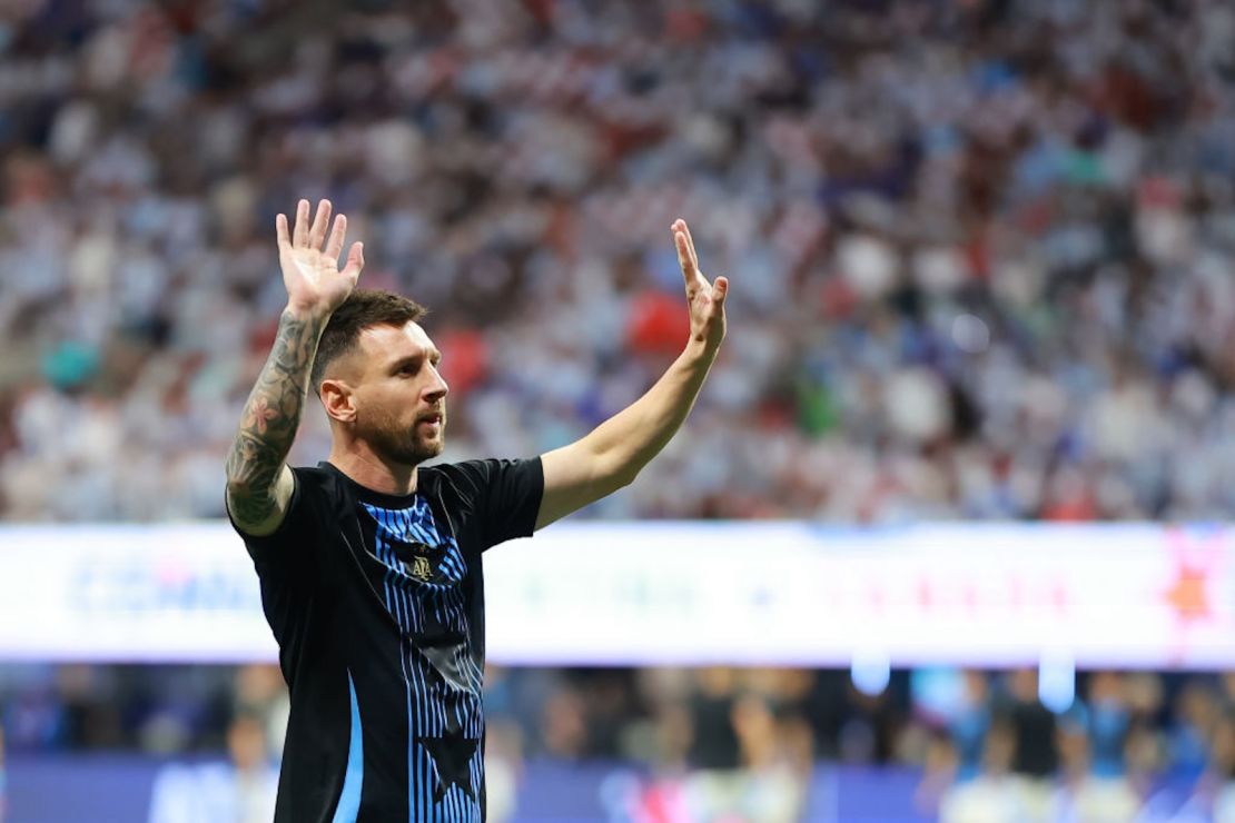 Lionel Messi de Argentina saluda a los aficionados antes del partido del grupo A de la Copa América el 20 de junio de 2024 en Atlanta, Georgia.