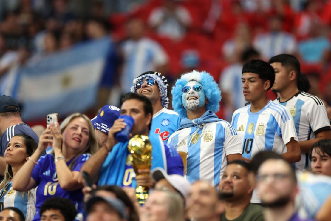 Seguidores de Argentina animan antes del partido de fútbol del grupo A de la Copa América Conmebol 2024 entre Argentina y Canadá en el Mercedes Benz Stadium de Atlanta, Georgia, el 20 de junio de 2024.