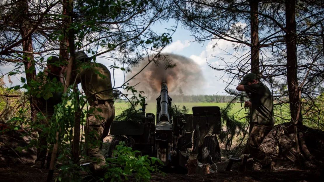 Soldados ucranianos de la 57ª Brigada Motorizada operan en una posición de artillería el 9 de junio de 2024 cerca de Vovchansk, región de Járkiv, Ucrania.