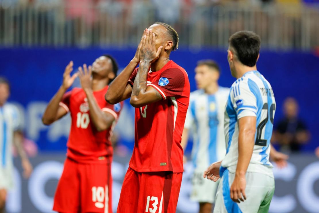 Canadá desperdició dos oportunidades en el área de Emiliano Martínez para empatar el encuentro. En la foto aparece Derek Cornelius lamentando fallar la oportunidad de gol.