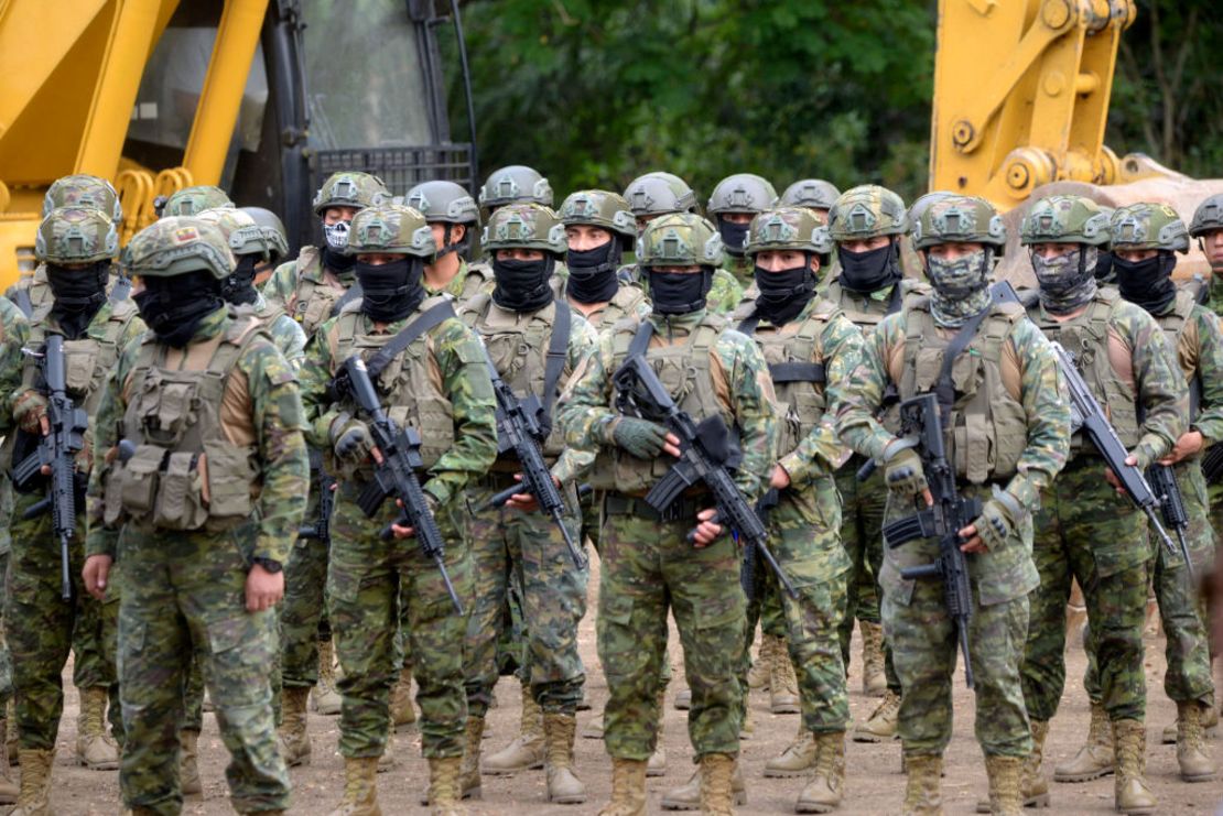 Soldados en acto de colocación de la primera piedra para la construcción de una prisión de máxima seguridad para 800 presos en la ciudad costera de Santa Elena, Ecuador, el 21 de junio de 2024.