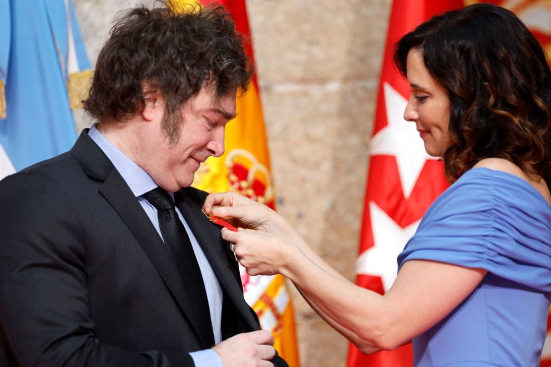 El presidente de Argentina, Javier Milei, recibe la medalla del Instituto Juan de Mariana por la presidenta de la Región de Madrid, Isabel Díaz Ayuso, en Madrid el 21 de junio de 2024.