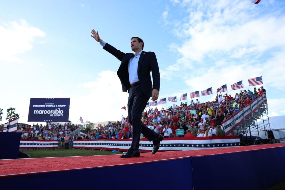 En esta foto de noviembre de 2022, el senador Marco Rubio sube al escenario antes de la llegada del expresidente Donald Trump en un mitin en el Miami-Dade Country Fair and Exposition en Miami. Crédito: Joe Raedle/Getty Images