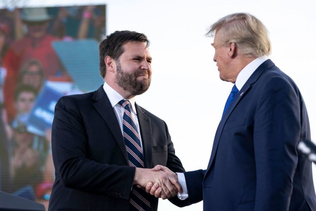 En esta foto de abril de 2022, J.D. Vance, estrecha la mano del expresidente Donald Trump durante un mitin organizado por el expresidente en la Feria del Condado de Delaware, en Delaware, Ohio. Crédito: Drew Angerer/Getty Images