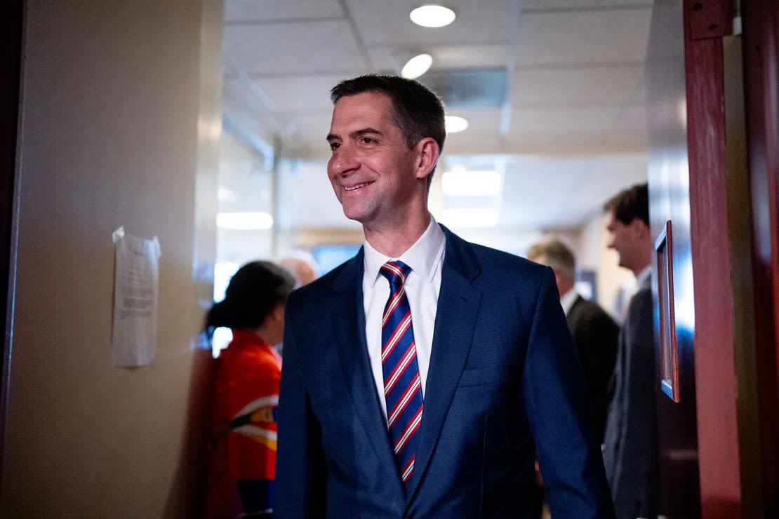 El senador Tom Cotton llega a una conferencia de prensa en el Capitolio el 1 de mayo en Washington.