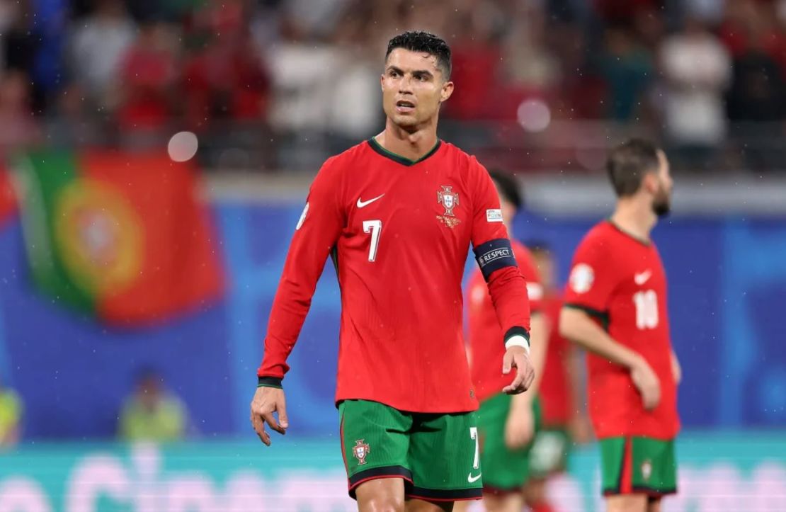 Ronaldo observa durante el partido inaugural de Portugal en la Eurocopa 2024 contra la República Checa.