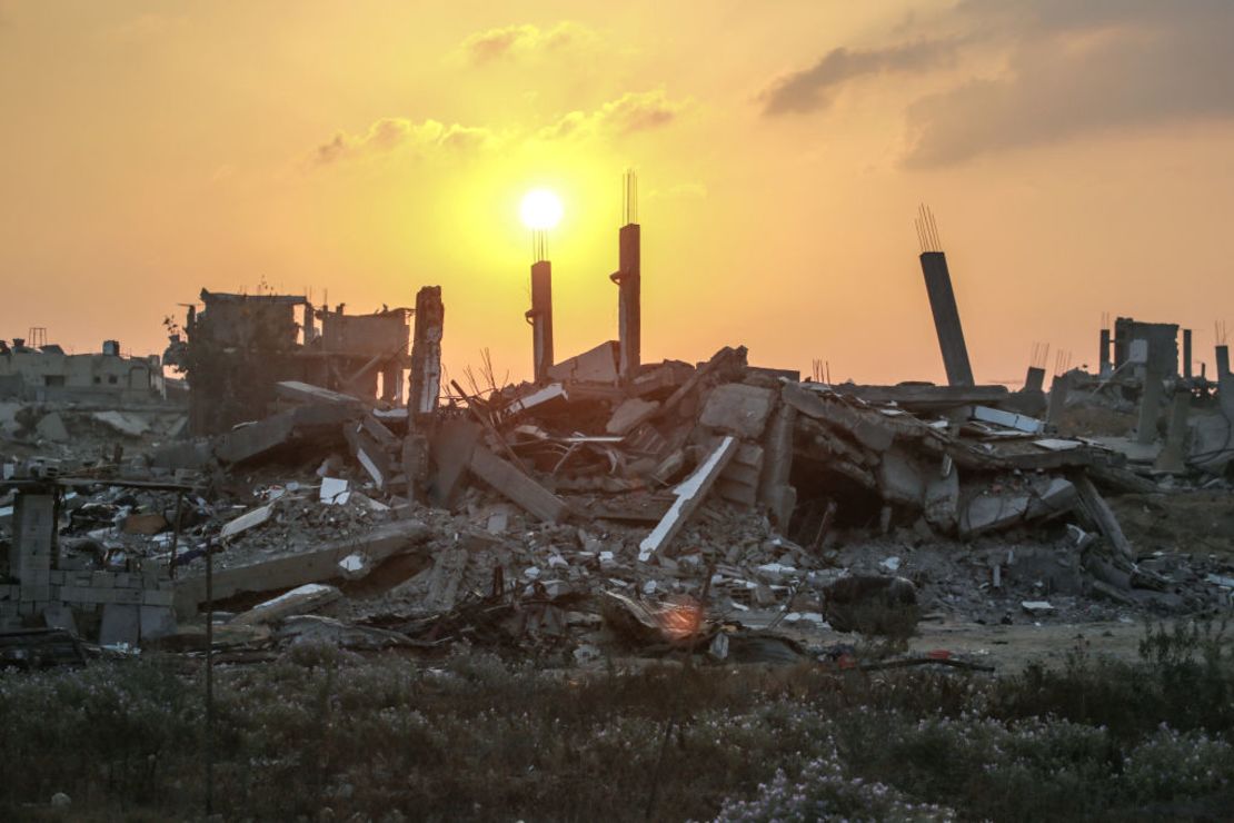 El sol sale sobre los edificios destruidos en Khan Yunis, en el sur de Gaza, el 22 de junio de 2024