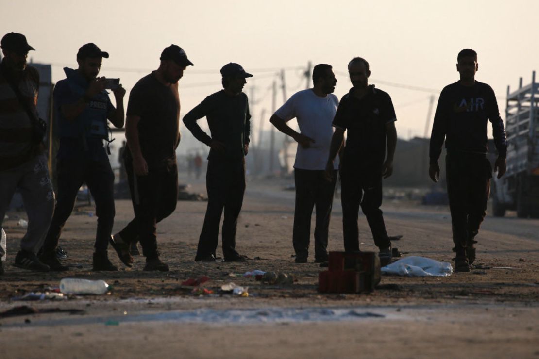 Hombres palestinos se reúnen en el lugar el día después de un ataque en la zona de al-Mawasi, al noroeste de la ciudad palestina de Rafah, el 22 de junio de 2024, en medio del conflicto en curso entre Israel y  Hamas. El Comité Internacional de la Cruz Roja dijo que 22 personas murieron en los bombardeos en el área de al-Mawasi que dañaron su oficina en Gaza el 21 de junio, mientras el ejército israelí intensificaba los ataques en el territorio palestino sitiado.