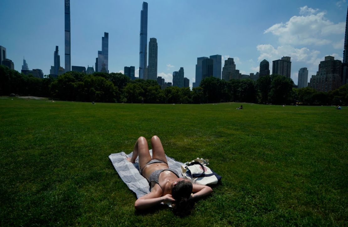 Una mujer toma el sol en Central Park el 21 de junio de 2024, en Nueva York. Un aviso de calor y una alerta de calidad del aire está en vigor para la ciudad de Nueva York el viernes.