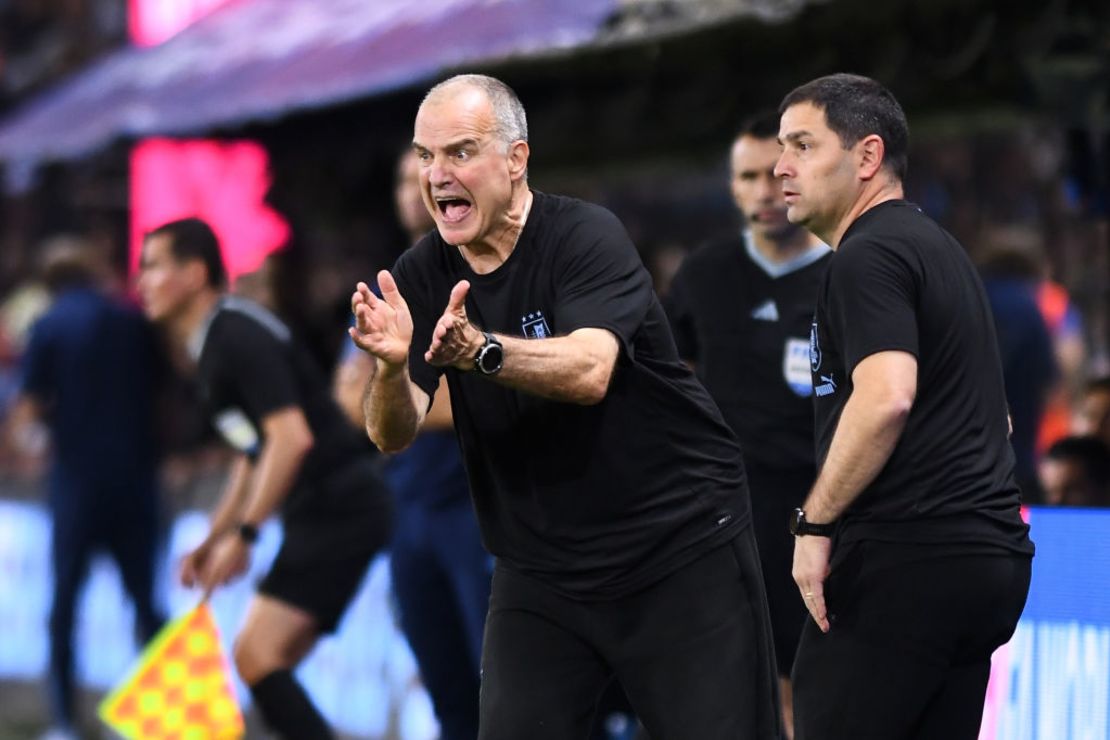 Marcelo Bielsa, seleccionador de Uruguay, reacciona durante un partido de clasificación para la Copa Mundial de la FIFA 2026 entre Argentina y Uruguay en el Estadio Alberto J. Armando el 16 de noviembre de 2023 en Buenos Aires, Argentina.