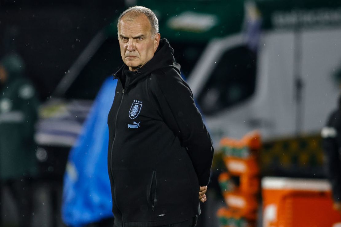 Marcelo Bielsa, entrenador de Uruguay gesticula durante el partido de Clasificación para la Copa Mundial de la FIFA 2026 entre Uruguay y Bolivia en el Estadio Centenario el 21 de noviembre de 2023 en Montevideo, Uruguay.