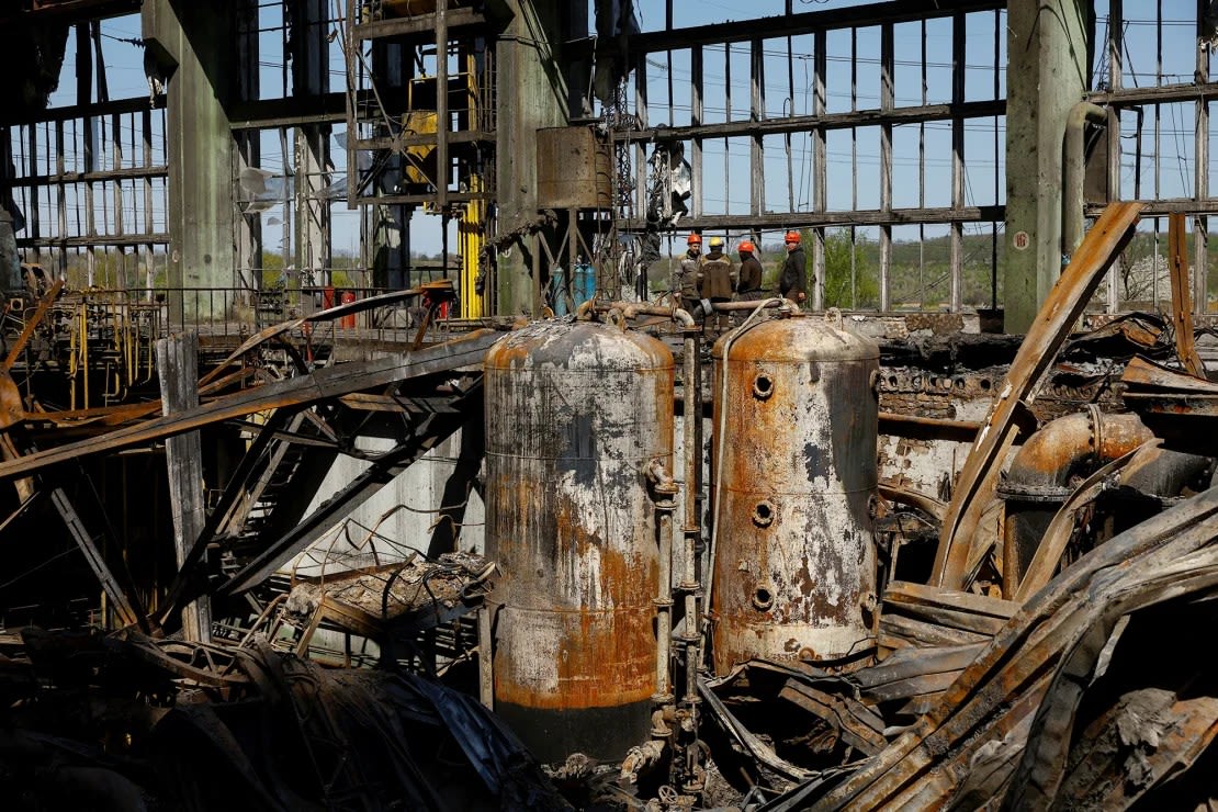 Una central térmica gravemente dañada por un ataque ruso.