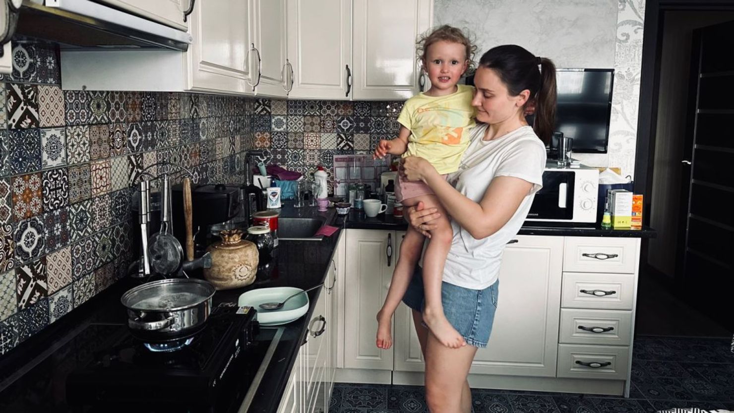 Kateryna Serzhan y su hija en Kyiv. Kateryna tiene que programar la hora del baño en función de los apagones.