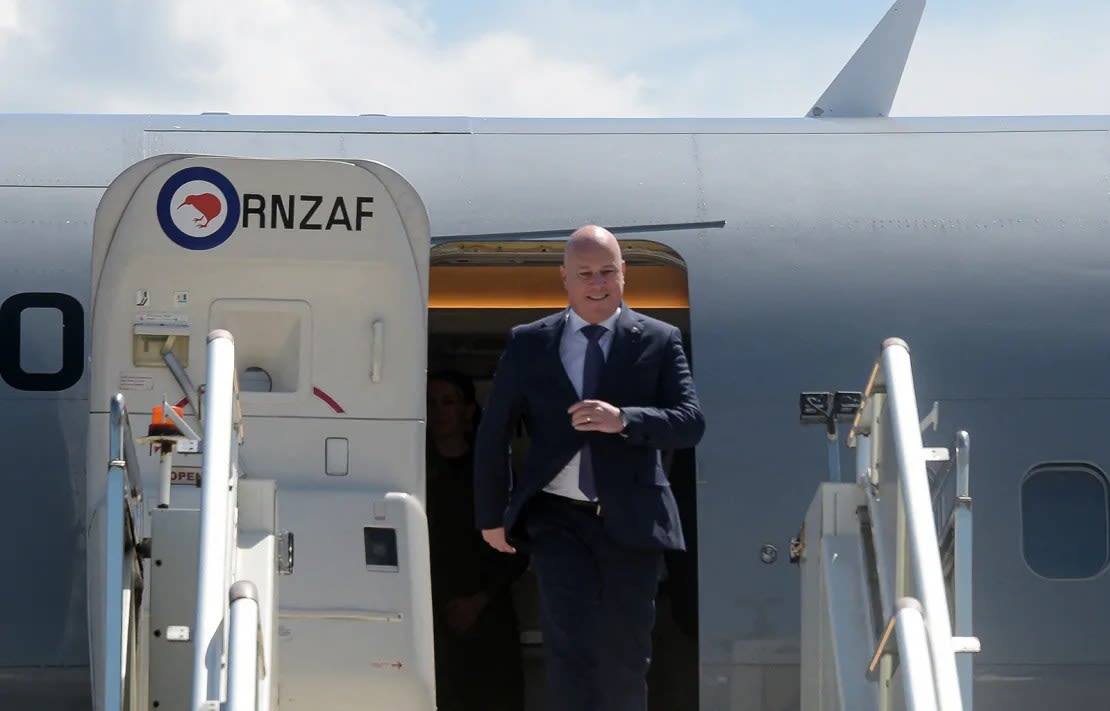 El primer ministro de Nueva Zelandia, Christopher Luxon, desciende de un avión de la Real Fuerza Aérea de Nueva Zelanda.