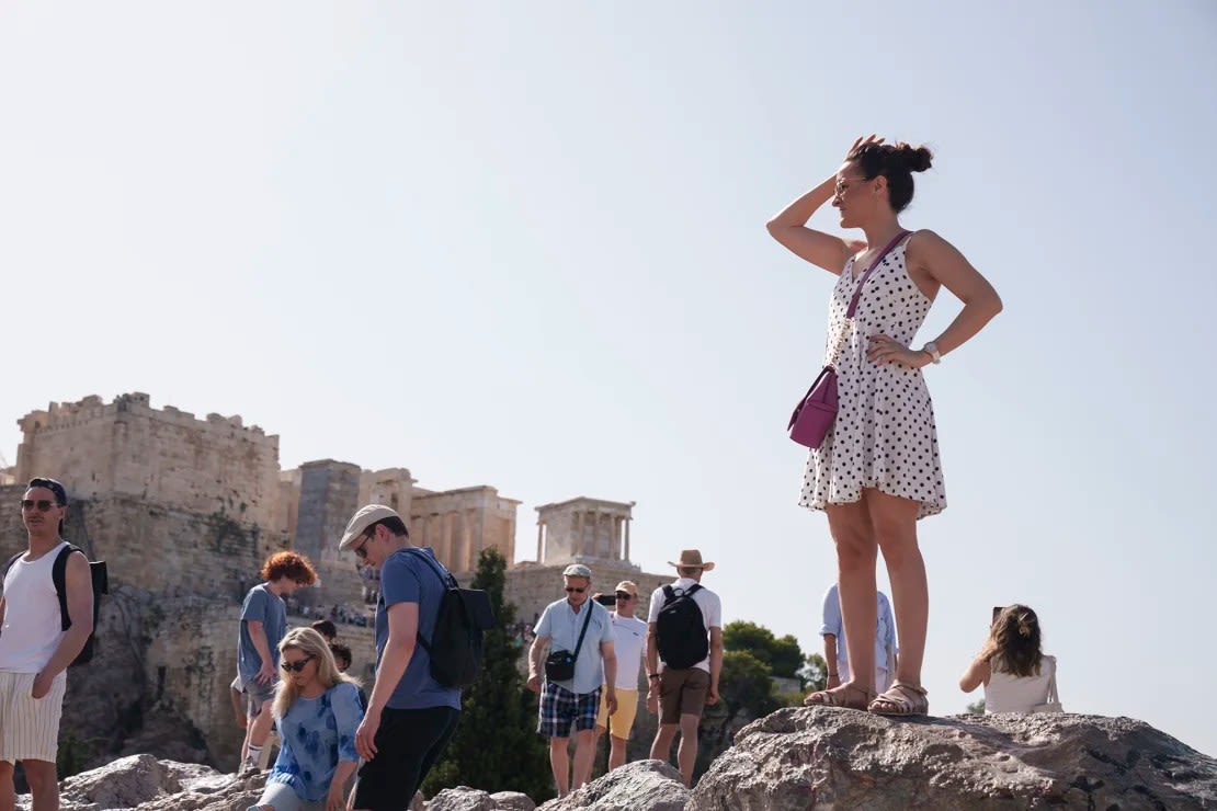 La Acrópolis de Atenas permaneció cerrada al público durante cinco horas a causa de una ola de calor que elevó las temperaturas hasta los 39 grados centígrados en la capital.