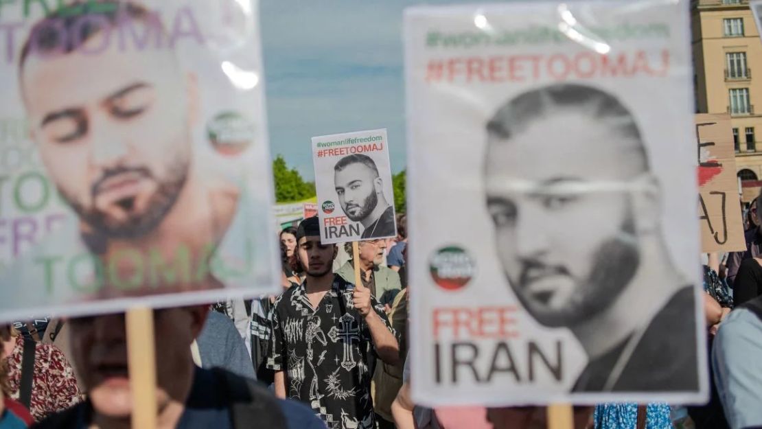 Manifestantes en Berlín, Alemania, se manifiestan en abril de 2024 contra la sentencia de muerte dictada por los tribunales iraníes al rapero Toomaj Salehi. (Foto: Babak Bordbar/Middle East Images/AFP/Getty Images).