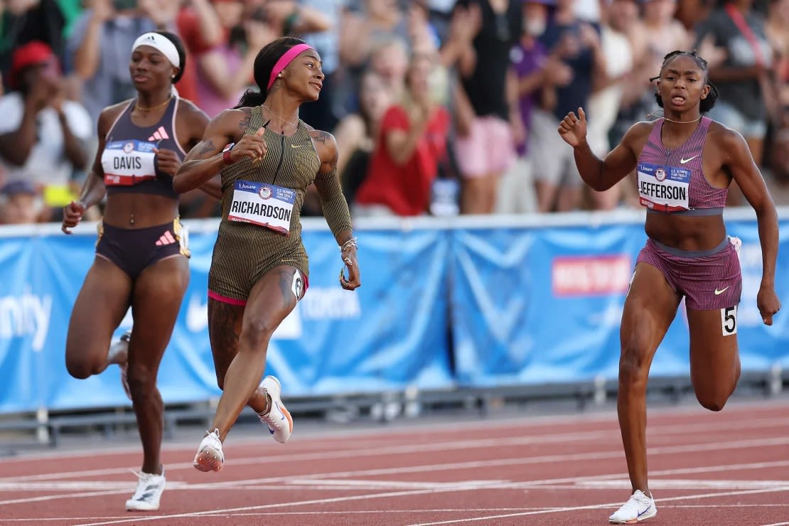 Sha'Carri Richardson cruza la línea de meta de la final femenina de los 100 metros lisos en el Hayward Field este sábado.