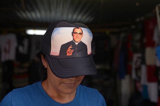 La beatificación de monseñor Oscar Arnulfo Romero ha desatado el fervor de sus miles de seguidores, una oportunidad que ha sido aprovechada por muchos comerciantes para explotar la imagen del obispo asesinado.