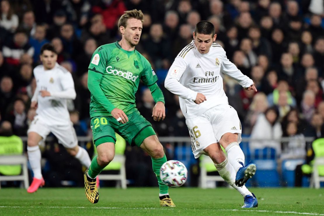 El defensa de la Real Sociedad, Nacho Monreal (i) compite con el centrocampista colombiano del Real Madrid, James Rodríguez, durante el partido de cuartos de final de la Copa del Rey de España entre el Real Madrid CF y la Real Sociedad en el estadio Santiago Bernabeu de Madrid el 6 de febrero de 2020.