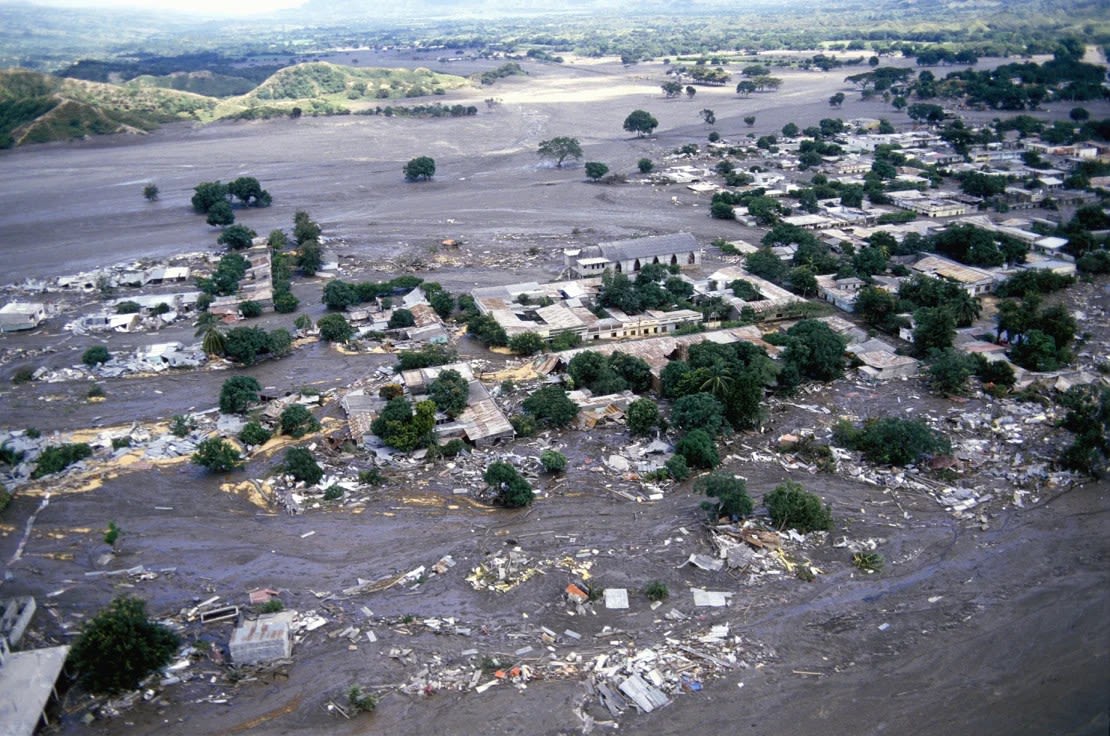 La erupción del volcán Nevado del Ruiz en noviembre de 1985 devastó la ciudad de Armero, Colombia, cuando un lahar mató a más de 23.000 personas en cuestión de minutos.