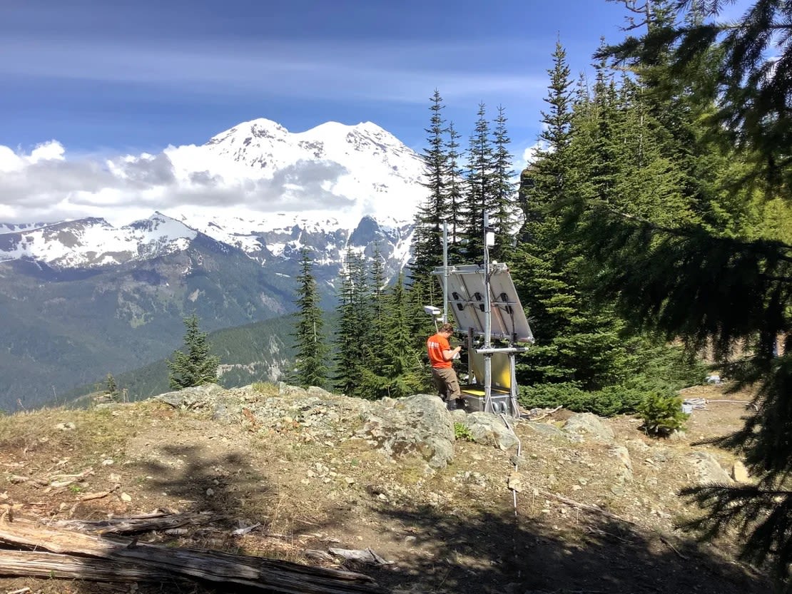 Rebecca Kramer, geofísica del Observatorio Volcánico Cascades del USGS, trabaja en la estación PR05, que forma parte de la red de detección de lahares del monte Rainier. El sistema ha sido actualizado y ampliado desde su creación en 1998.