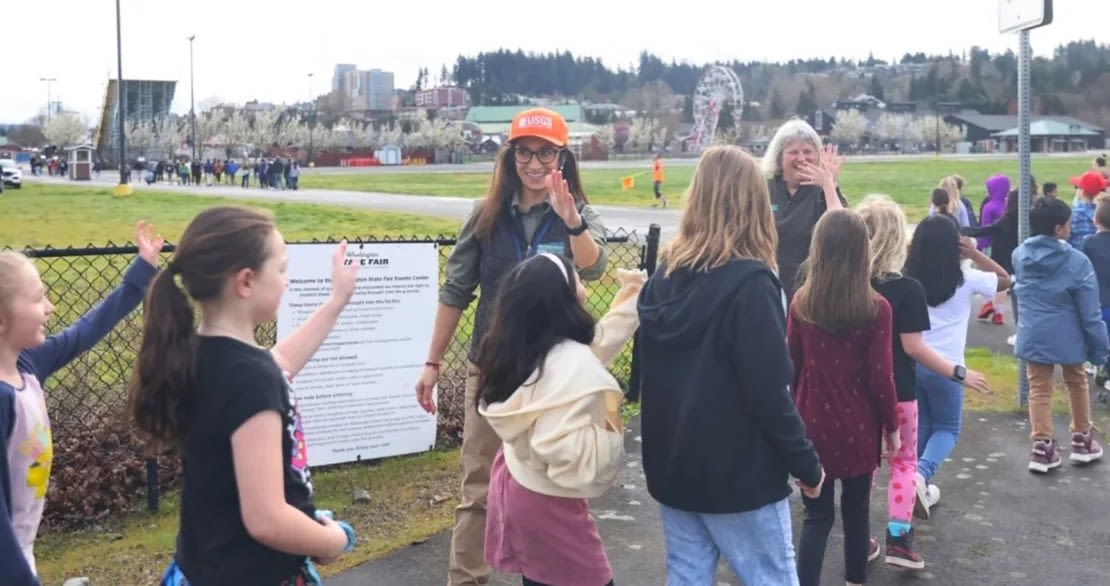 Durante un simulacro realizado en marzo, los estudiantes se dirigen al recinto ferial del estado de Washington en Puyallup para practicar la evacuación ante un lahar que podría generar el monte Rainier.