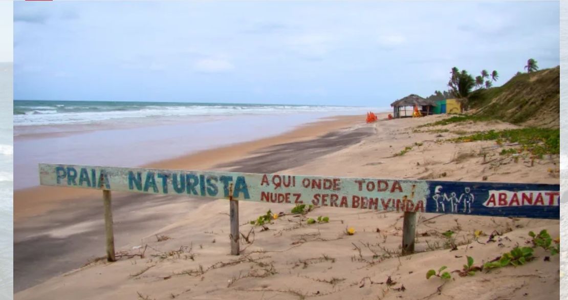 Praia Massarandupió, Bahía, Brasil: Situada a dos horas en coche al norte de Salvador, esta hermosa playa naturista brasileña está flanqueada por cocoteros, dunas y olas perfectas. (Foto: Fred Schinke/Flick).