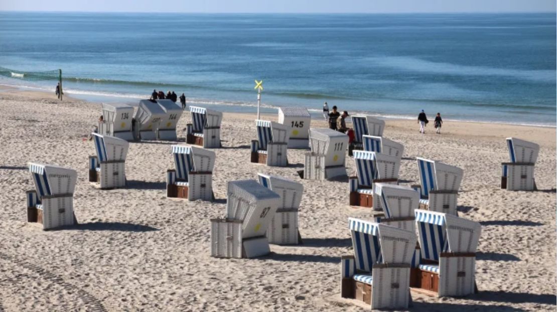 Buhne 16, Sylt, Alemania: Aunque técnicamente todas las playas de Sylt son niudistas de forma opcional, Buhne 16 fue la primera y sigue siendo el mejor lugar para dejar la ropa a lo largo de la costa alemana. (Foto: Henry Herrmann/Getty Images).