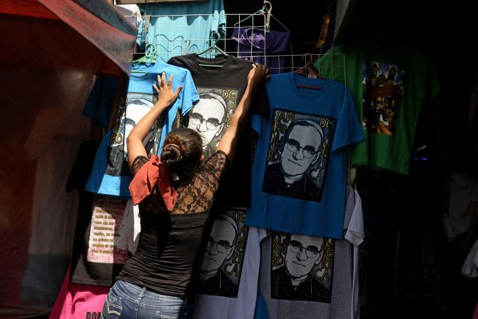 La beatificación de monseñor Oscar Arnulfo Romero ha desatado el fervor de sus miles de seguidores, una oportunidad que ha sido aprovechada por muchos comerciantes para explotar la imagen del obispo asesinado.