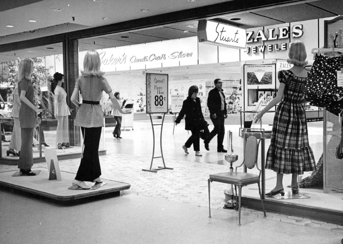 Compradores en el centro comercial Northglenn Mall de Northglenn, Colorado, en marzo de 1971.