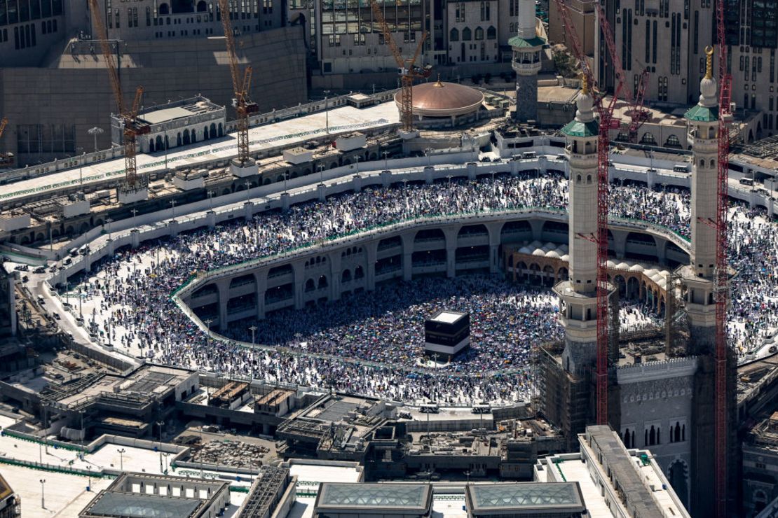 Una vista aérea muestra la Gran Mezquita de La Meca con la Kaaba, el lugar más sagrado del Islam, en el centro, el 17 de junio de 2024, durante la peregrinación anual del hajj.