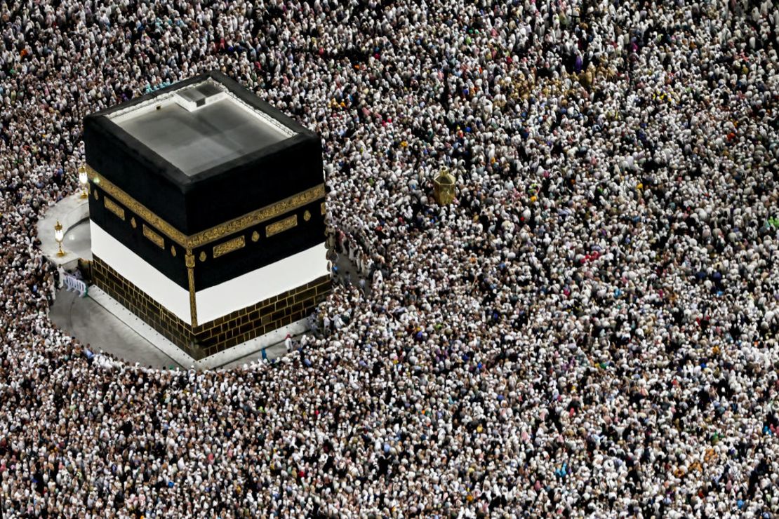 Los peregrinos musulmanes rezan alrededor de la Kaaba, el santuario más sagrado del Islam, en la Gran Mezquita de la ciudad santa de La Meca el 16 de junio de 2024, mientras realizan la circunvalación de despedida o "tawaf", dando siete vueltas alrededor del gran cubo negro, que es el punto focal en el último día del hajj. ((Foto: FADEL SENNA/AFP vía Getty Images).