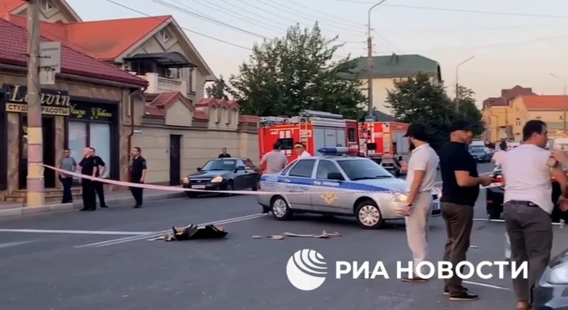 Esta captura de pantalla de un video de RIA Novosti muestra a la Policía en la escena tras un ataque en Makhachkala, Daguestán, Rusia, el 23 de junio.