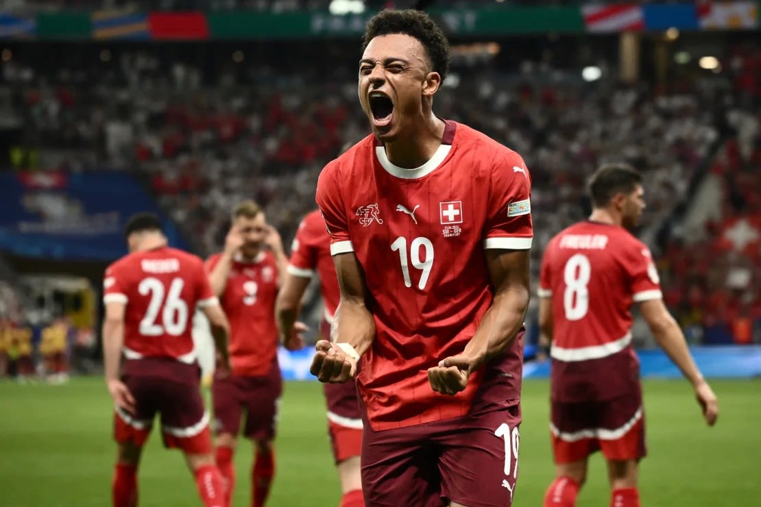 Ndoye celebra su gol contra Alemania en el estadio Frankfurt Arena.