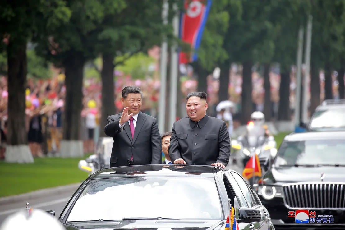 Kim Jong Un lleva al líder chino Xi Jinping a dar un paseo por las calles de Pyongyang, Corea del Norte, el 21 de junio de 2019. Crédito: KCNA/Reuters/Archivo.