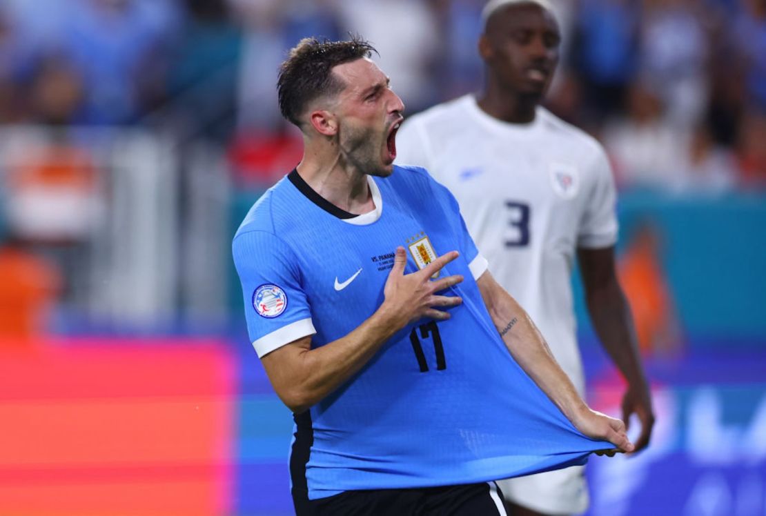 Matias Viña de Uruguay celebra después de anotar el tercer gol del equipo durante el partido del Grupo C de la CONMEBOL Copa América 2024 entre Uruguay y Panamá en el Hard Rock Stadium el 23 de junio de 2024 en Miami Gardens, Florida.