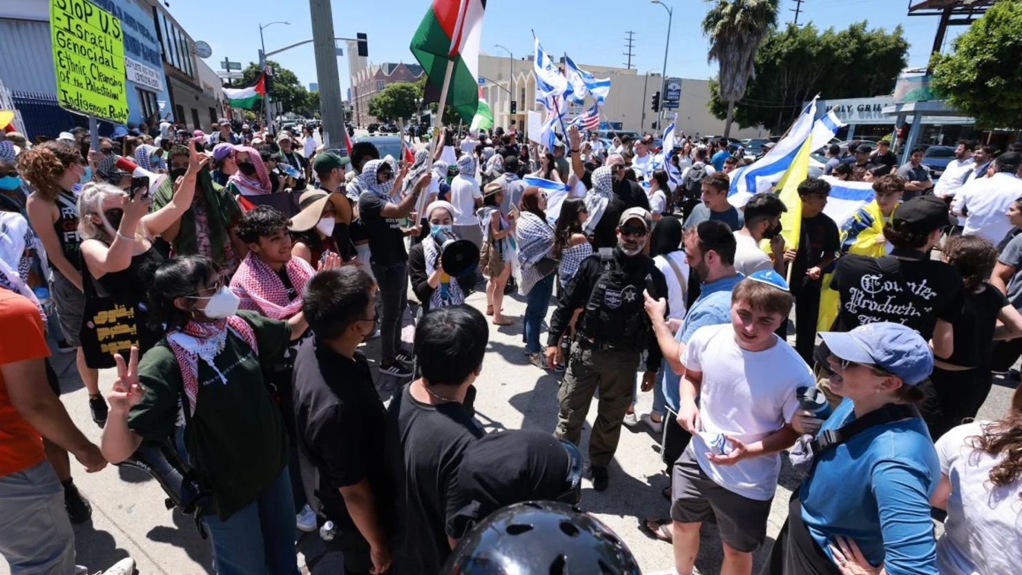 Los partidarios de Israel se enfrentaron con manifestantes pro- palestinos frente a la sinagoga Adas Torah, en Los Ángeles, este domingo.