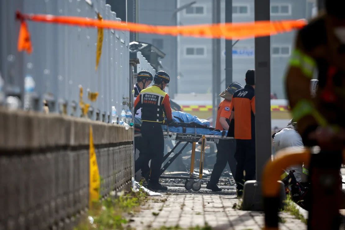 El personal de emergencia transporta el cuerpo de una persona que murió en un incendio en una fábrica de baterías de litio propiedad del fabricante surcoreano de baterías Aricell el 24 de junio de 2024.