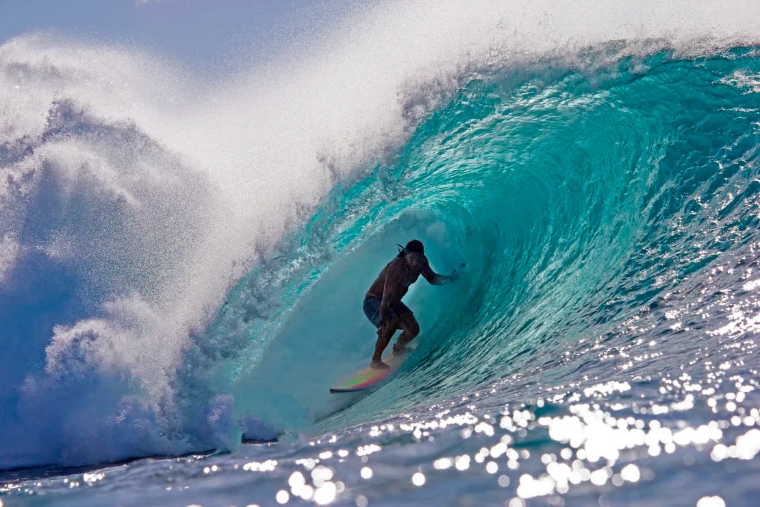 La esposa de Perry, Emilia Perry, le atribuye a él el mérito de haberla ayudado a afinar sus habilidades con el surf.