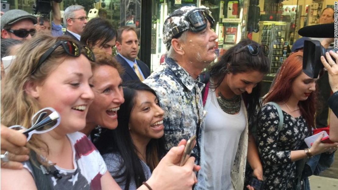 El actor estadounidense Bill Murray posa con fanáticos luego de la participación en el último programa con David Letterman.