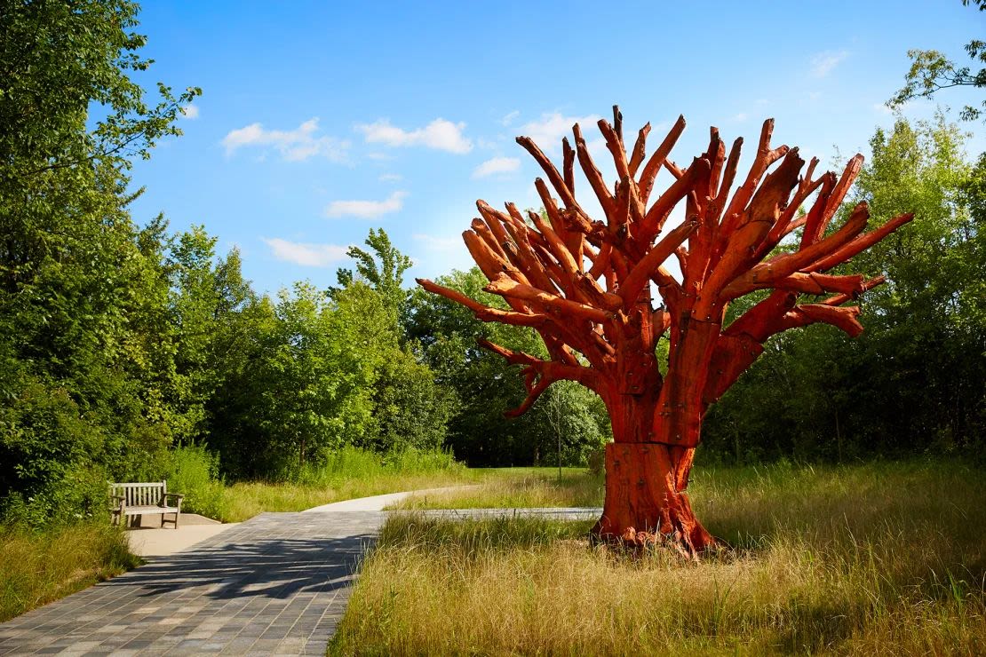 Los jardines y parque de esculturas Frederik Meijer de Grand Rapids albergan esculturas monumentales, como el Árbol de hierro de Ai Weiwei.