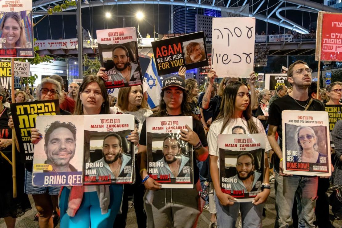 Familiares y simpatizantes de rehenes israelíes exigen su liberación en una protesta en Tel Aviv en abril. Crédito: Faiz Abu Rmeleh/Medio Oriente Images/AFP/Getty Images