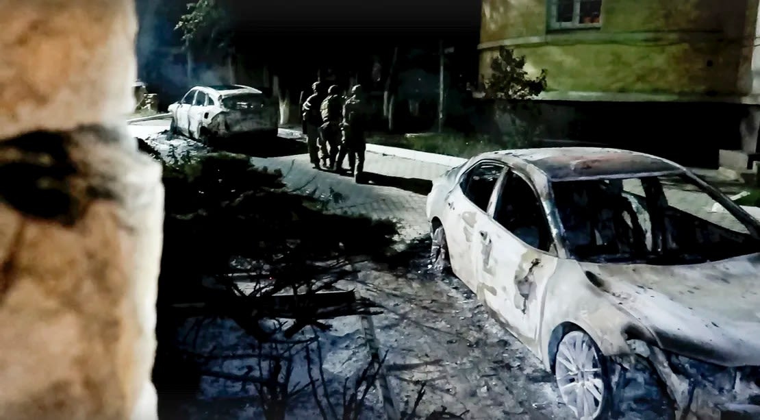 En esta fotografía tomada del video publicado por el Comité Nacional Antiterrorista el lunes 24 de junio de 2024, agentes del FSB llevan a cabo una operación antiterrorista en la república de Daguestán, Rusia.