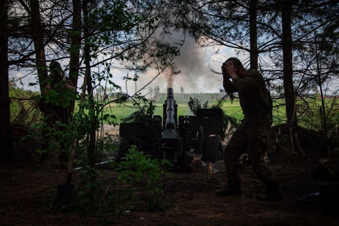 Soldados ucranianos de la 57ª Brigada Motorizada operan en una posición de artillería el 9 de junio, cerca de Vovchansk, en la región ucraniana de Járkiv.