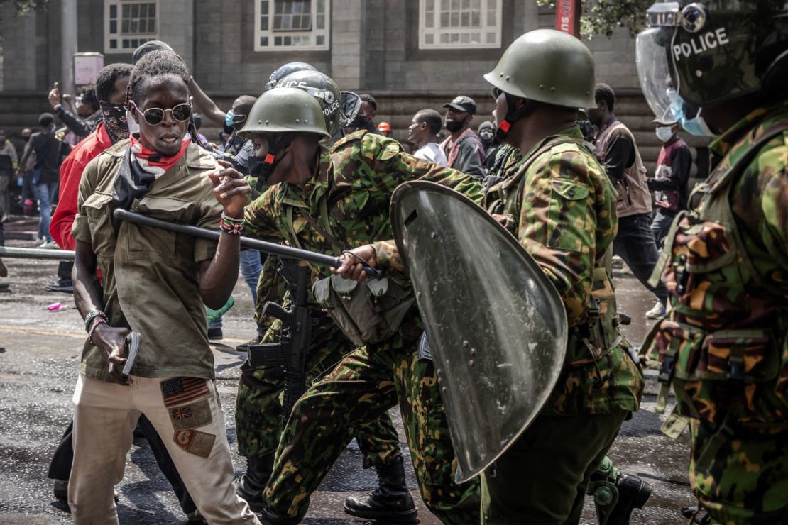 Un manifestante reacciona tras ser empujado por agentes de la Policía de Kenya en una protesta en Nairobi el 25 de junio de 2024.