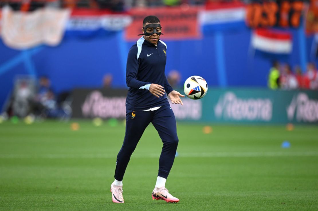 Kylian Mbappé hace un calentamiento con la pelota justo antes del partido contra Países Bajos, durante la Eurocopa 2024, en el Estadio de Leipzig.