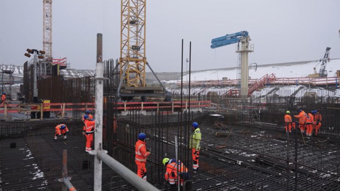 The floor, side walls and roof of the tunnel are built first, and then workers join the reinforcing steel to form a steel skeleton for the tunnel tubes. Credit: Femern A/S