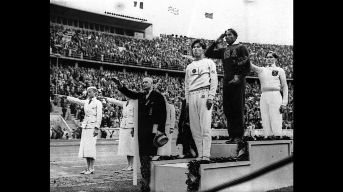 Jesse Owens en lo alto del medallero después de ganar el salto de longitud en los Juegos Olímpicos de Berlín 1936. AP