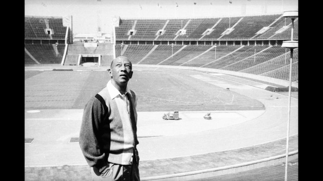 Owens vuelve a visitar el estadio de Berlín en julio de 1965.